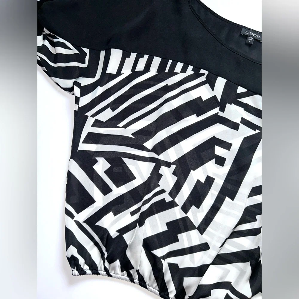 Bebe Black and‎ White Dolman Sleeve Abstract Blouse Small Oversized Boxy